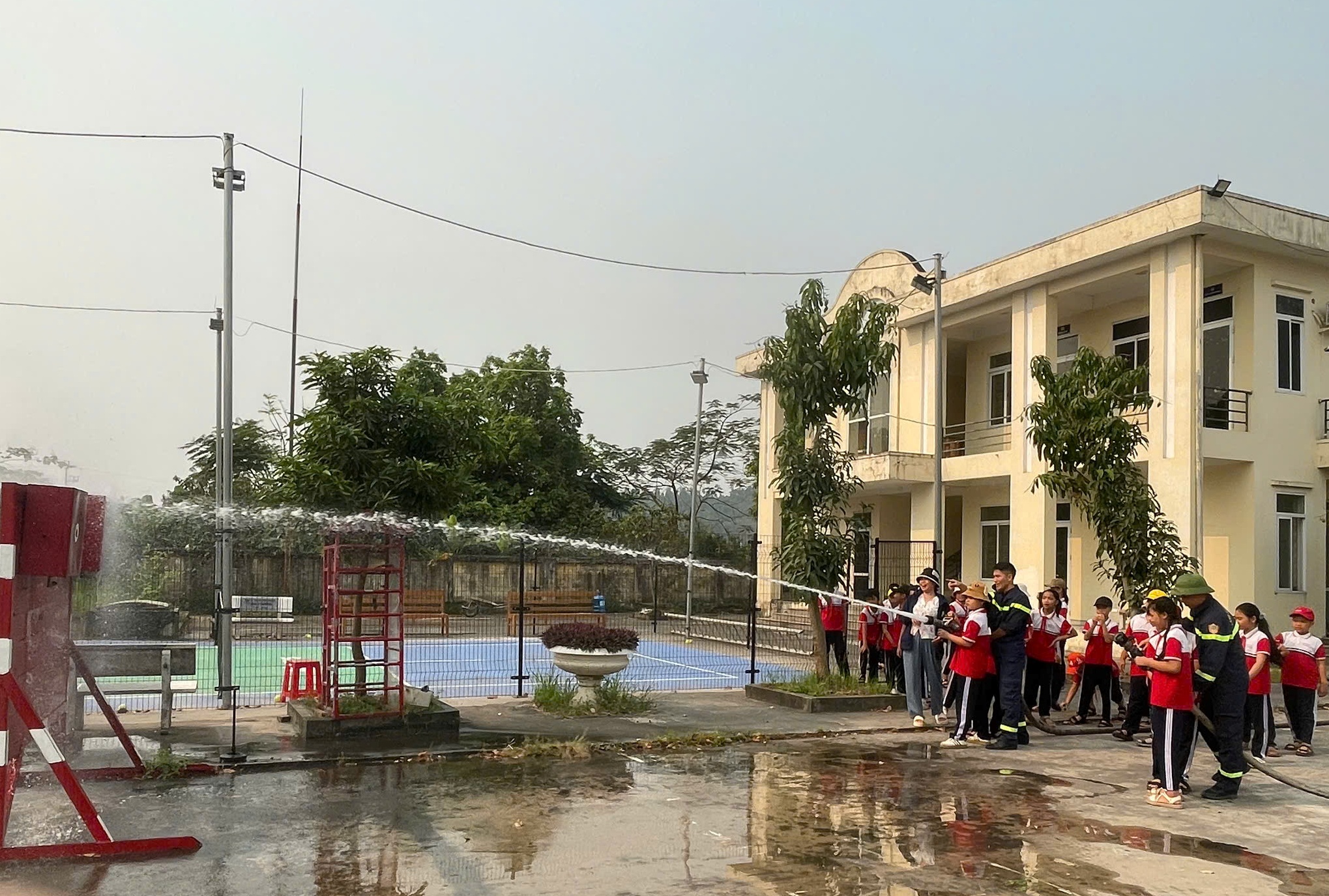 Đội Chữa cháy và CNCH khu vực 5: Tuyên truyền, trải nghiệm kỹ năng phòng cháy cho 200 học sinh trường Tiểu học Lưu Kiếm